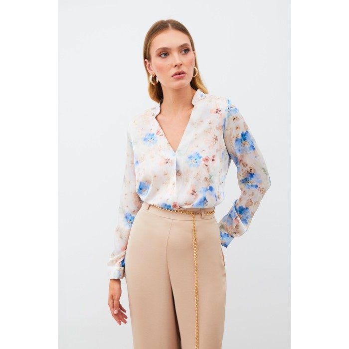 Бяла блуза с цветен десен и сини акценти